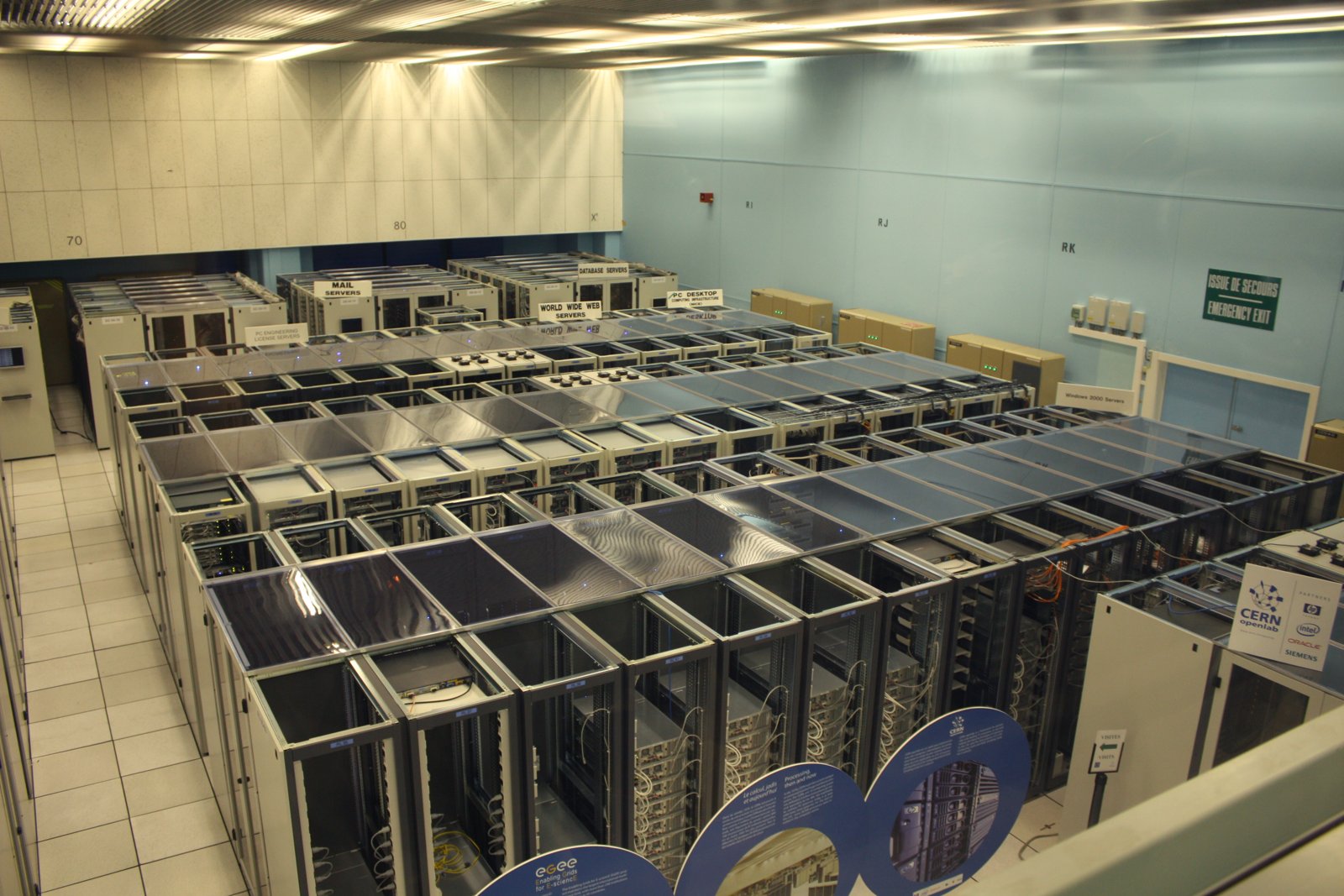 Pasillo de datacenter con racks a ambos lados