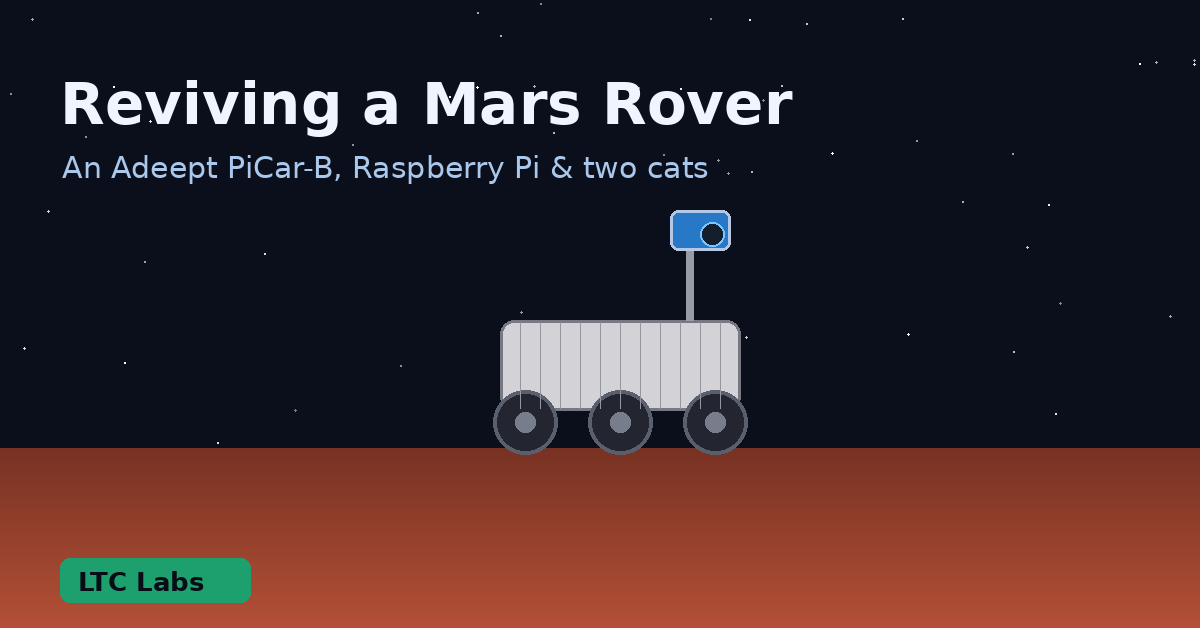 Un rover marciano Adeept PiCar-B sobre suelo rojo de Marte bajo un cielo estrellado, con la etiqueta de LTC Labs